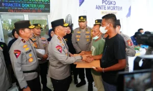 wakapolri-temui-keluarga-korban-tewas-banjir-sumbar-sampaikan-belasungkawa-ubf