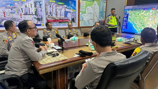 wakapolri-mendengarkan-paparan-soal-strategi-memperlancar-arus-mudik-saat-meninjau-pelabuhan-bakauheni-rizkydetikcom-1773726964739_169